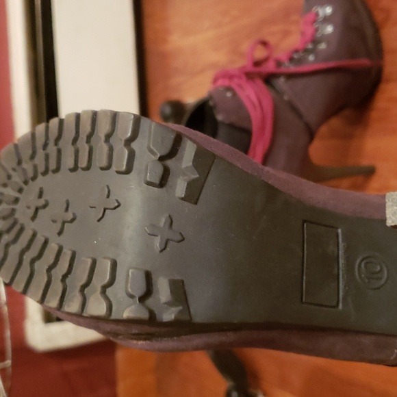 Boots - Picture 3 of 3